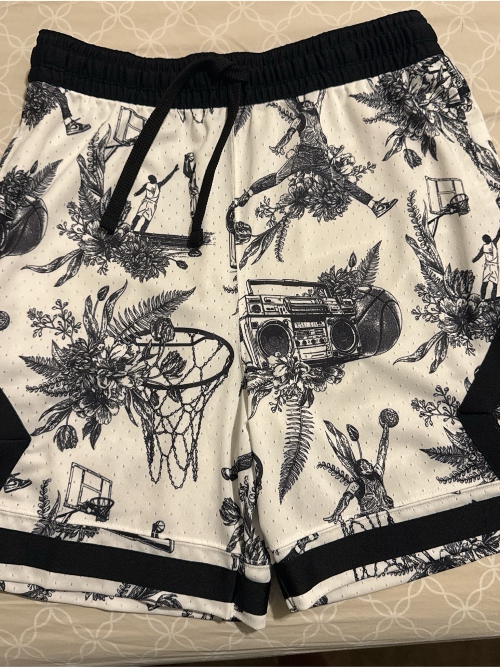 Nike Men's White and Black Graphic Basketball Shorts NEVER WORN
